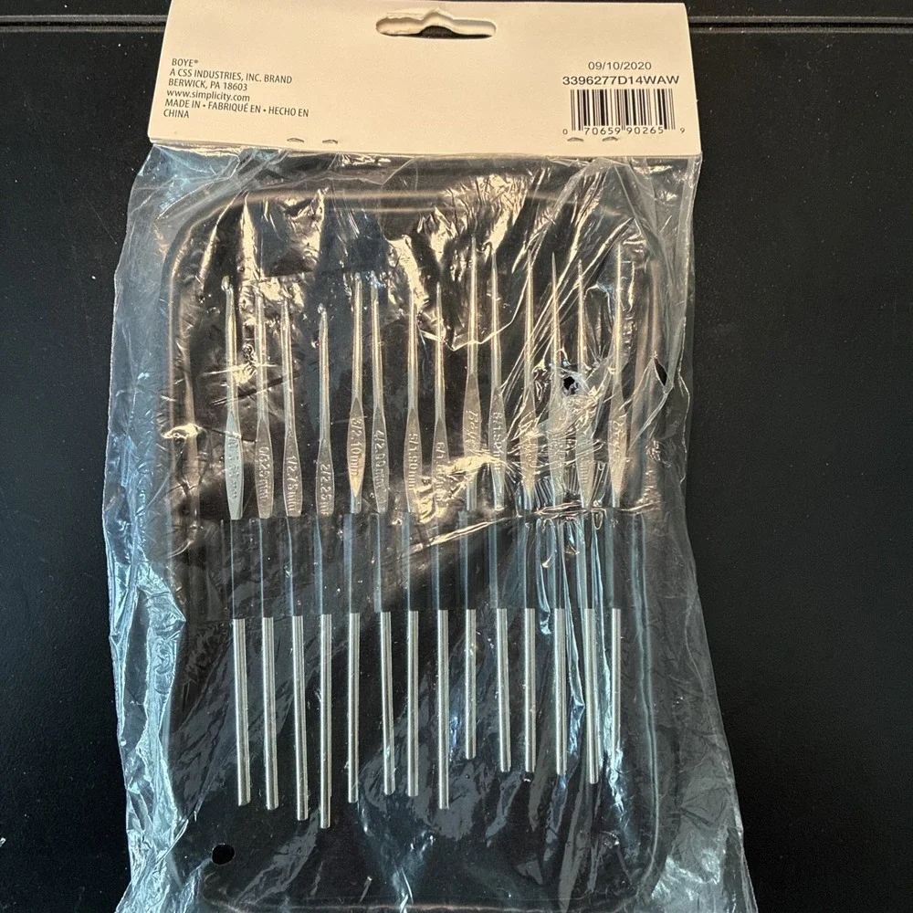Boye 25pc CrochetMaster: 16 Steel Hooks 8 Aluminum Hooks Carrying Case New Open